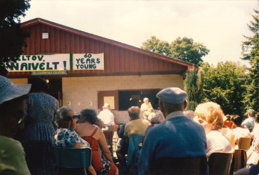 Crowds gather under the “Mazeltov Naivelt! 60 Years Young” banner for the 60th anniversary, 1985