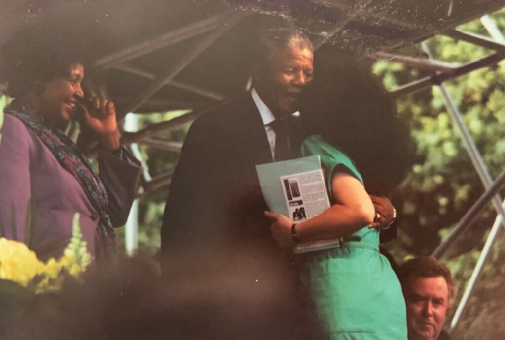 In recognition of UJPO’s role in the anti-Apartheid movement, Maxine Hermolin was asked to make a presentation to Nelson Mandela at Queen’s Park when he visited Toronto in June 1990, shortly after his release from Robben Island